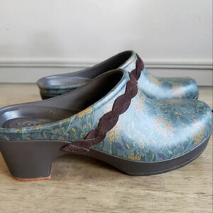 Crocs Clogs Womens Sarah Size 9W Blue Floral Dual Comfort Chunky Heel